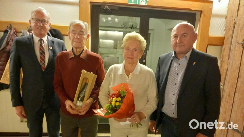 Ingrid Kurz, die Witwe, des HKA-Gründers Manfred Kurz, sowie der ehemalige Vorsitzende Manfred Koller werden bei der Jubiläumsfeier vom Bürgermeister (links) und dem HKA-Vorsitzenden (rechts) geehrt. Bild: hka