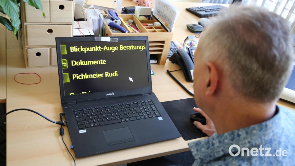Große Buchstaben erleichtern die Arbeit, oftmals beugt sich Rudolf Pichlmeier zusätzlich ganz nah an den Bildschirm, um etwas zu erkennen. Bild: Sebastian Böhm