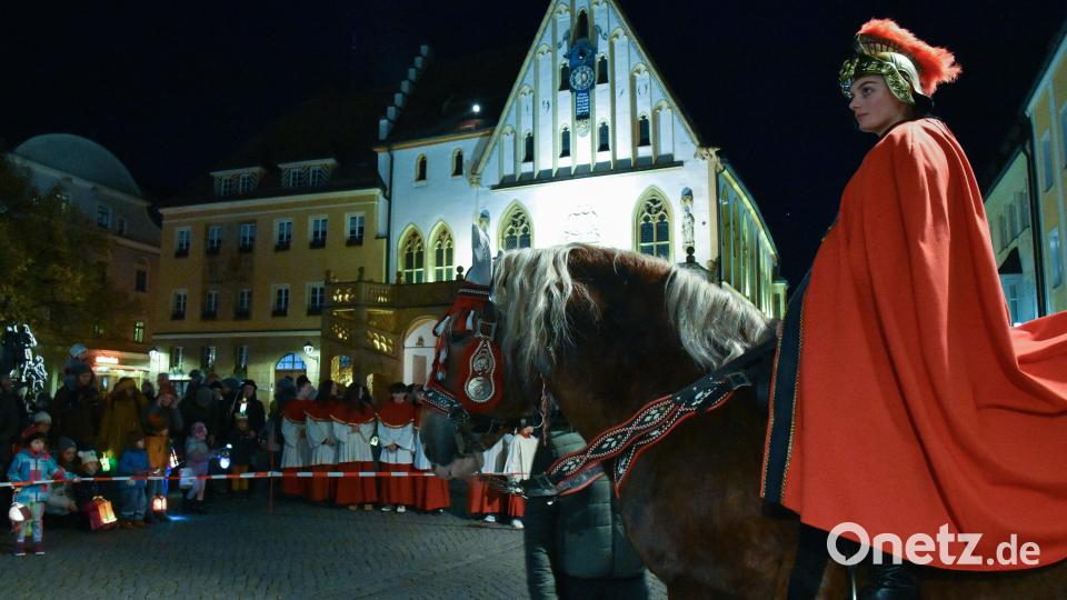 Die Basilika St. Martin in Amberg hat am Martinstag auch ihr Patrozinium. Im vergangenen Jahr hatte es hier erstmals einen Martinszug durch die Altstadt gegeben: Weil der so gut ankam, gab es heuer eine Neuauflage am Marktplatz, auch wieder mit einem heiligen Martin auf einem Pferd. Bild: Stephan Huber