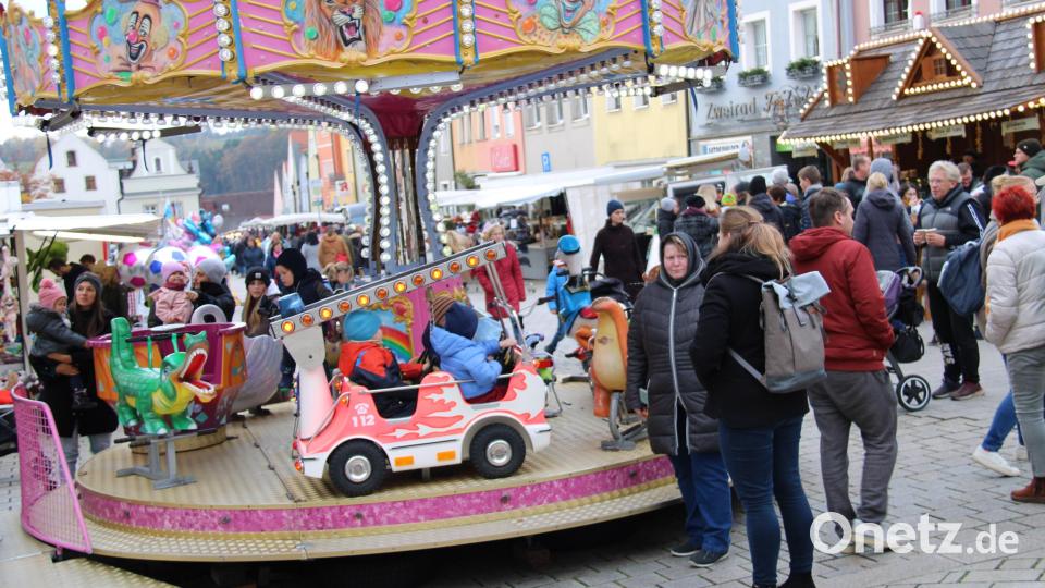 Wenn auch spät aber trotzdem noch entwickelte sich der Kirchweihmarkt auf dem Neustädter Stadtplatz am Sonntagnachmittag zum Besuchermagnet. Bild: prh