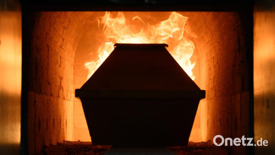 Ein Sarg fährt in einem Krematorium in den Einäscherungsofen. Feuerbestattungen liegen in Bayern im Trend. Symbolbild: Sebastian Kahnert/dpa