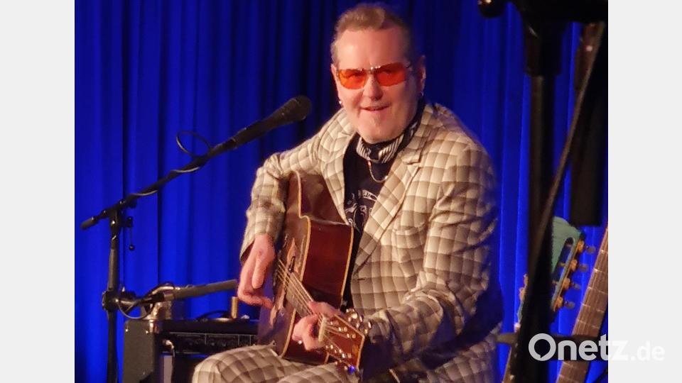 Stefan Stoppok ist einfach gut drauf. Ein paar Gitarren und seine Stimme – mehr braucht er nicht, um dem Publikum am Schafferhof einen wunderbaren Abend zu bereiten. Bild: Lowak