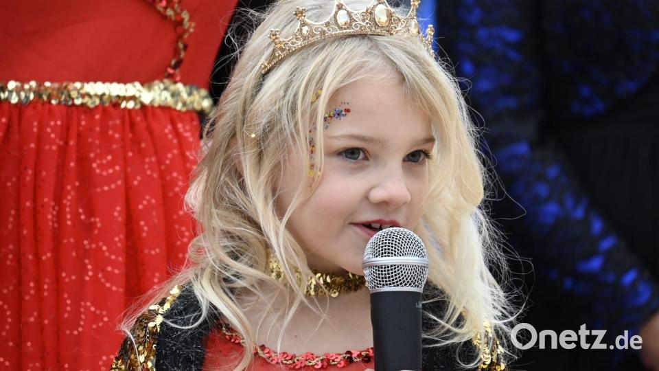 Die Prinzenpaare – hier Prinzessin Lena I. – trugen in ihrer Ansprache einfühlsame Gedichte vor. Bild: Anna-Lena Kuhr/exb
