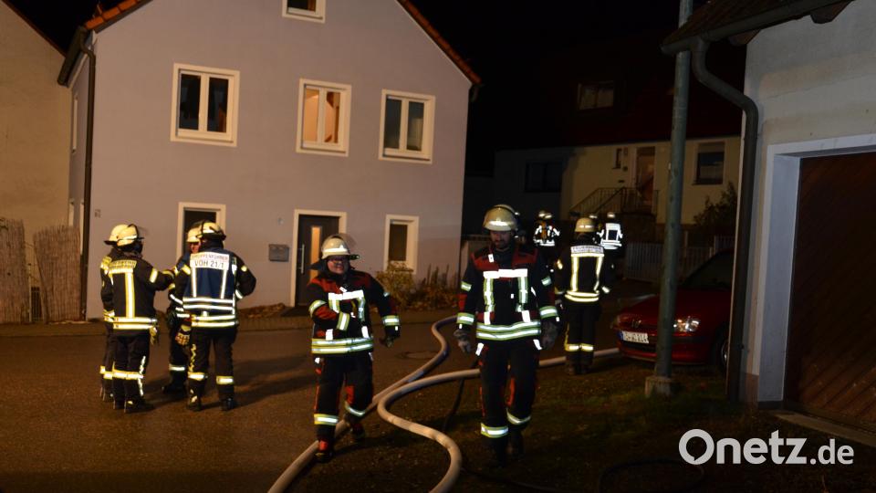Rund 35 Feuerwehrkräfte sind am Freitagabend in Waldthurn vor Ort. Aus einem Wohnhaus dringt starker Rauch. Bild: dob