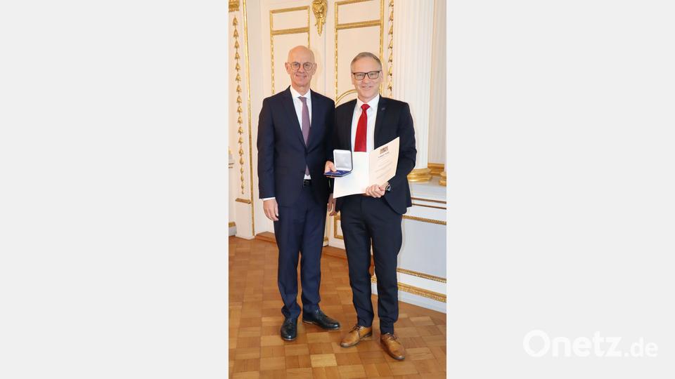 Regierungspräsident Walter Jonas (links) mit Bernd Sommer, Erster Bürgermeister der Stadt Waldsassen und Mitglied des Kreistags Tirschenreuth. Bild: Stühlinger-Weinhändler/Regierung der Oberpfalz/exb