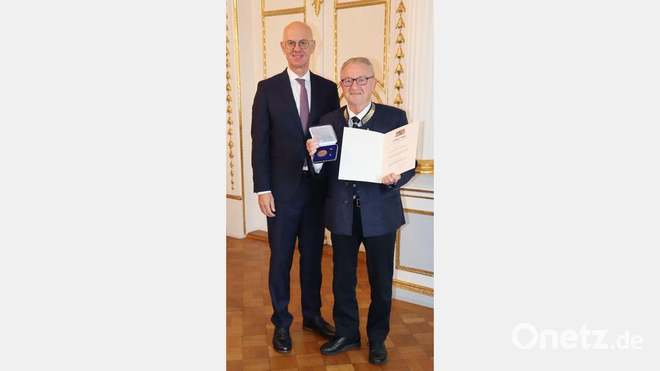Regierungspräsident Walter Jonas (links) mit Friedrich Holm, ehemaliger zweiter Bürgermeister der Marktgemeinde Wiesau und ehemaliges Mitglied des Kreistags Tirschenreuth. Bild: Stühlinger-Weinhändler/Regierung der Oberpfalz/exb