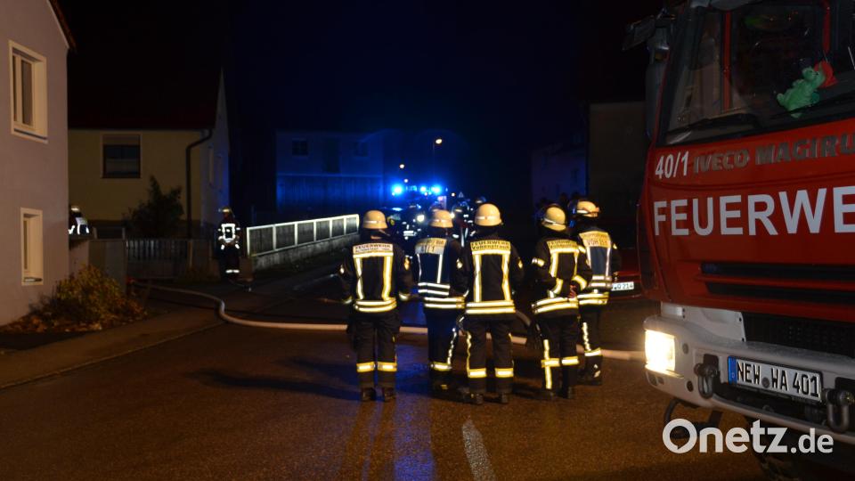 Rund 35 Feuerwehreinsatzkräfte rücken an Freitagabend nach Waldthurn in die Bernriether Straße zu einem Anwesen aus. Bild: dob