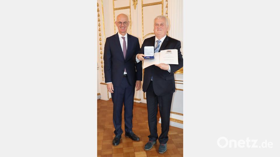 Regierungspräsident Walter Jonas (links) mit Hilmar Wollner, ehemaliges Mitglied des Stadtrats Waldershof. Bild: Stühlinger-Weinhändler/Regierung der Oberpfalz/exb