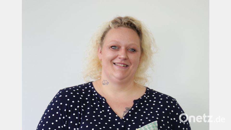 Stephanie Becher hält ein Kissen in der Hand, welches mit den Geburtsdaten ihres Sohnes Leon bestickt ist. Bild: Sebastian Böhm