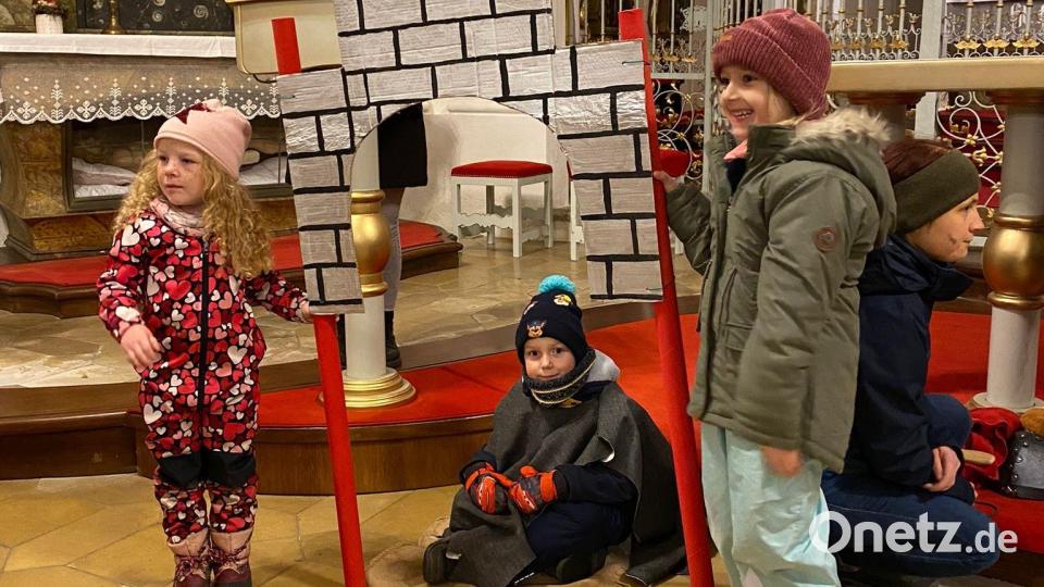 Die Kindertagesstätte St. Anna aus Sulzbach-Rosenberg feierte das St. Martinfest in der Wallfahrtskirche St. Anna. In dieser Spielszene wartet der Bettler vor dem Stadttor. Bild: lz