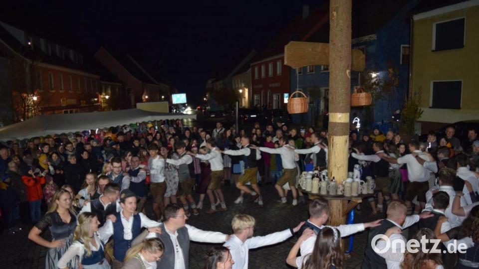 Die Kälte und Dunkelheit können den Luher Kirwapaaren nichts anhaben: Sie zeigen beim Austanzen um den Kirwabaum herum, was sie in den Tanzstunden gelernt haben. Bild: Enrico März/exb