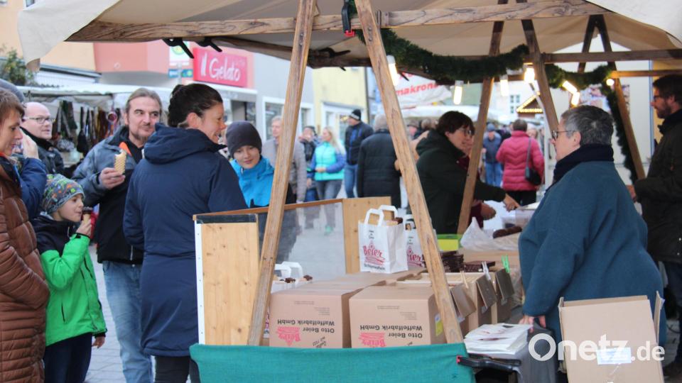 Wenn auch spät aber trotzdem noch entwickelte sich der Kirchweihmarkt auf dem Neustädter Stadtplatz am Sonntagnachmittag zum Besuchermagnet. Bild: prh