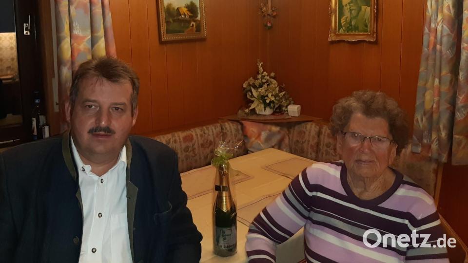 Bürgermeister Reinhard Kreuzer gratuliert Anna Lerner in Dietersdorf zum Geburtstag. Bild: Stadt Schönsee/exb