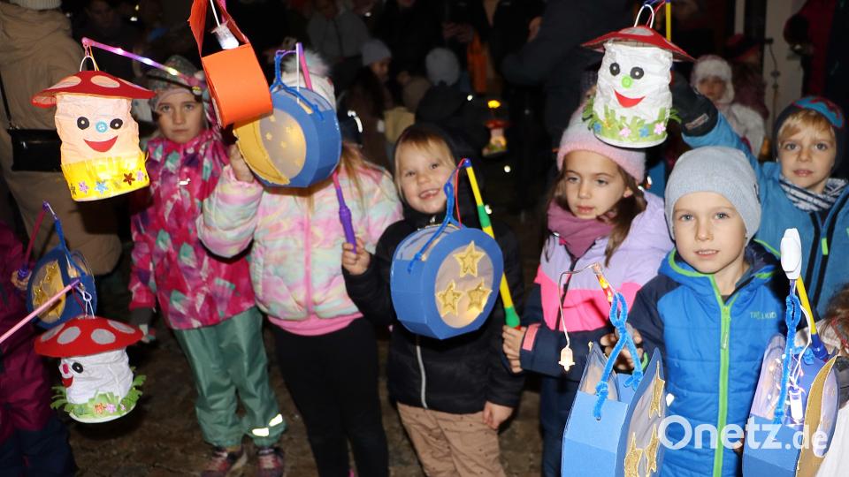 Auch zur Martinsfeier der Kindertagesstätte Edelsfeld gehörte ein Umzug mit selbst gebastelten Laternen. Wie vielerorts sorgte anschließend der Elternbeirat für die Verpflegung der Kleinen und ihrer Familien. Bild: gru