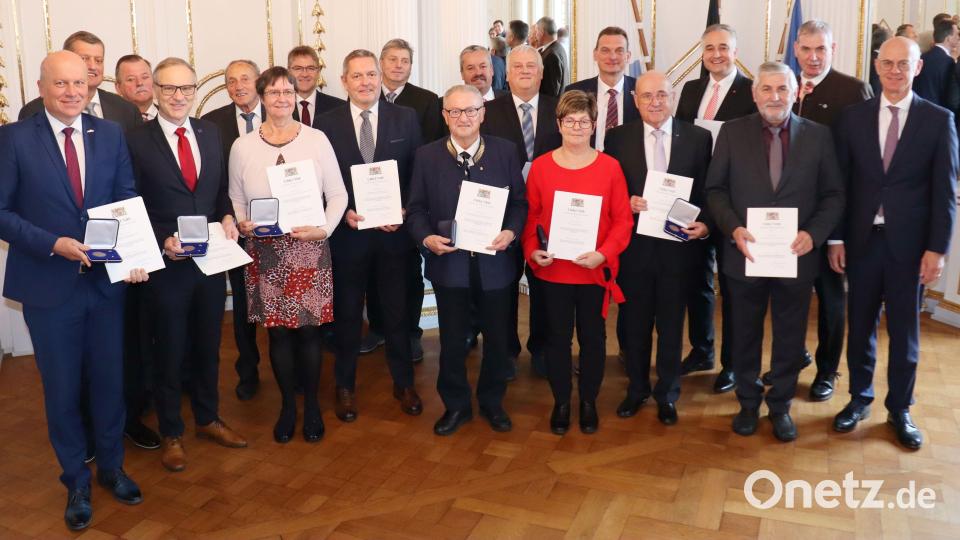 Regierungspräsident Walter Jonas (Erster von rechts) mit allen 18 Geehrten. Bild: Stühlinger-Weinhändler/Regierung der Oberpfalz/exb