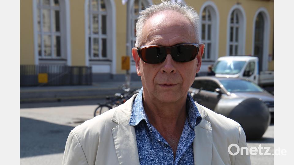 Rudolf Pichlmeier steht auf dem Vorplatz des Hauptbahnhofes in Regensburg, in dem sich auch das Oberpfälzer Büro des Bayerischen Blinden- und Sehbehindertenbundes befindet. Bild: Sebastian Böhm