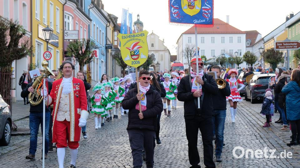 Mit Pauken und Trompeten zieht die Eschenbacher Faschingsgesellschaft, angeführt vom Zeremonienmeister und der Vereinsfahne, mit fünf Garden und dem Elferrat im Gardeschritt zum Rathaussturm Bild: do