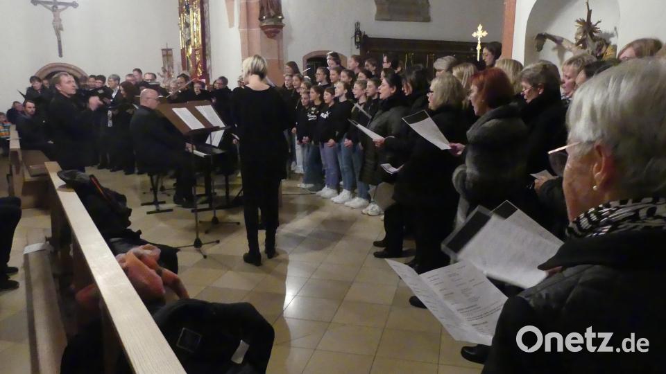 Der Kirchenchor „Cantiamo“, das Ensemble „New Voices“ und die Chorklasse des Gymnasiums treten beim Benefizkonzert für den Neubau des Pfarr- und Jugendheims auf. Bild: rn