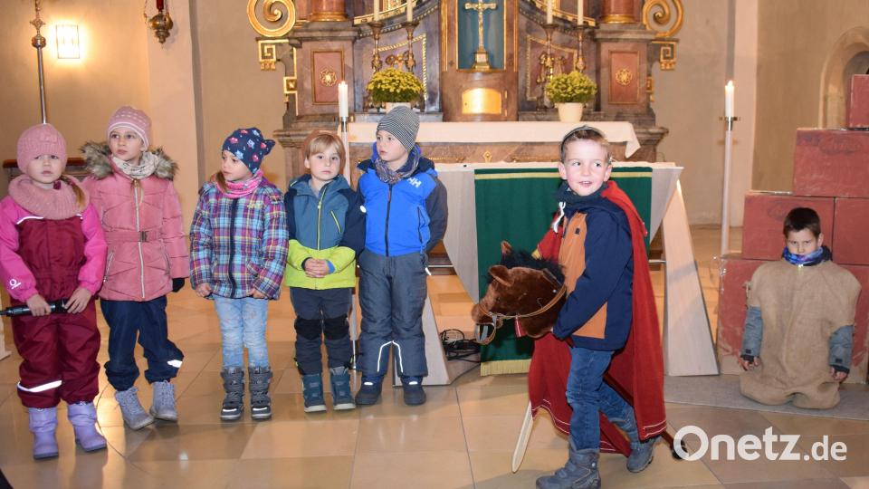Aus dem Martinsspiel der Kita Illschwang in der St.-Vitus-Kirche stammt diese Szene, in der Martin, hoch zu Ross, dem frierenden Bettler vor der Stadtmauer hilft. Bild: no