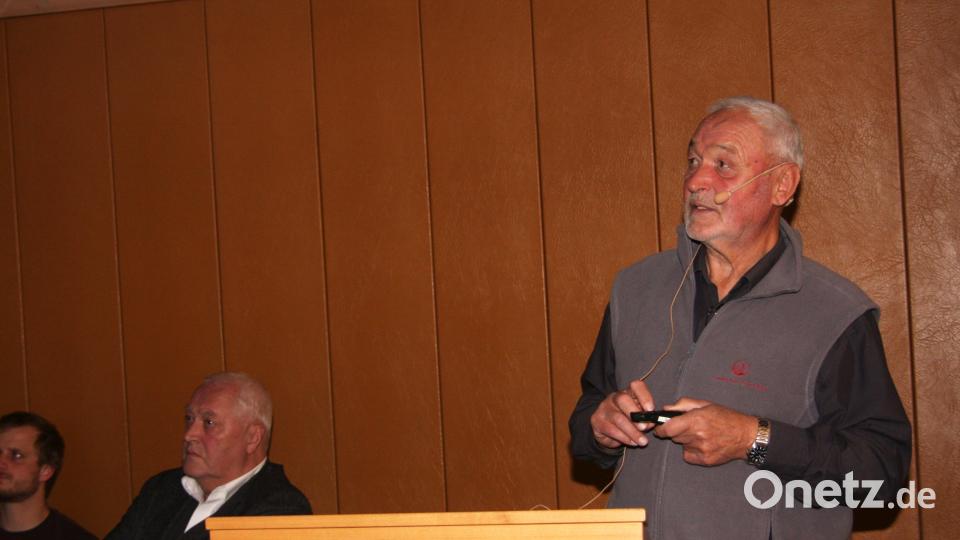 Norbert Reger hatte im Archiv der &quot;Steinwaldia&quot; gekramt, um einen Bilderbogen zu schaffen. Bild: wro