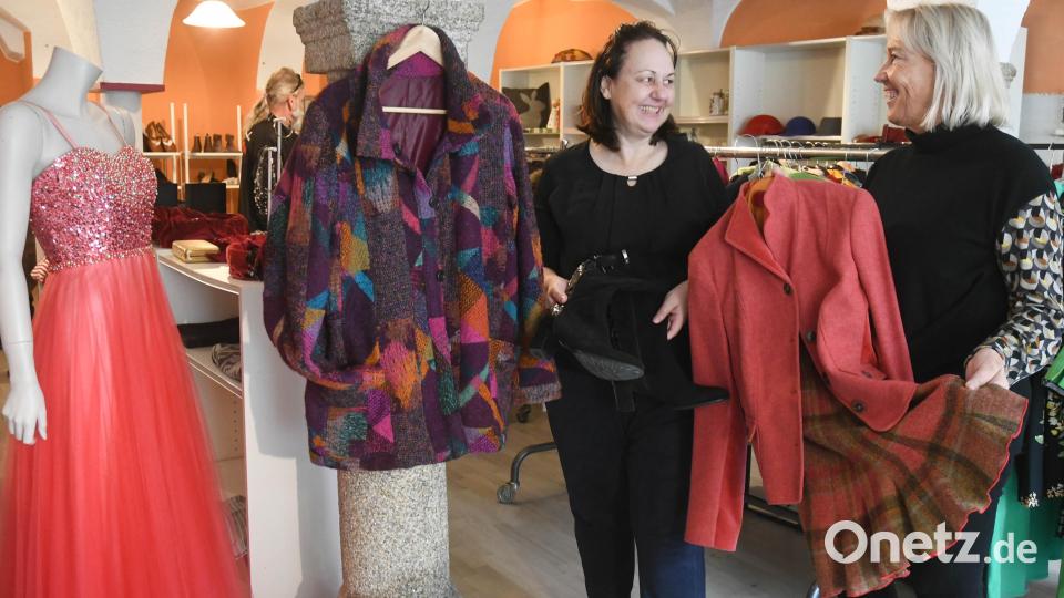 Annette Kamm und Ulrike Küblbeck vom Weidener Serviceclub Inner Wheel präsentieren in den Wochen vor Weihnachten gut erhaltende Marken- und Designerkleidung in einem Pop-up-Store am Unteren Markt. Die Sachen werden für den guten Zweck verkauft. Bild: Gabi Schönberger