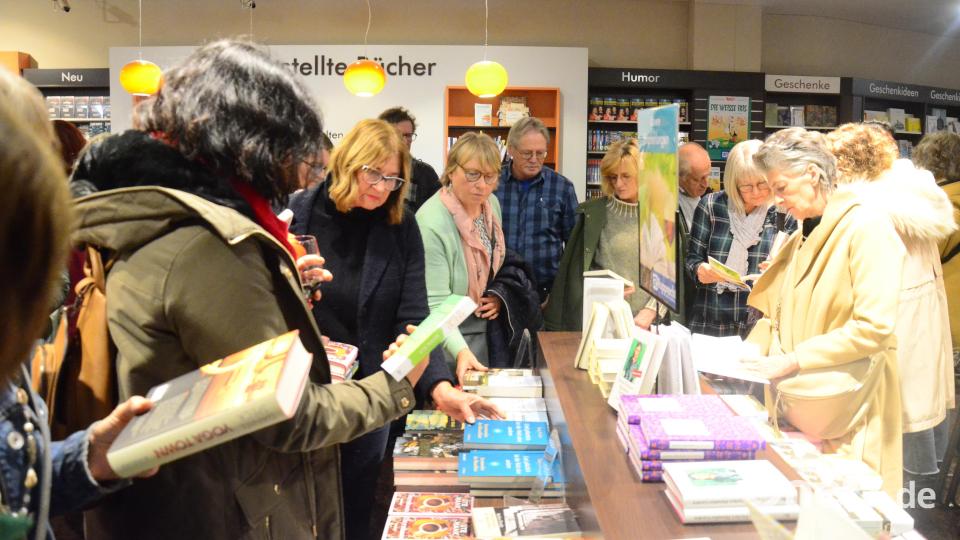 Wie am Wühltisch. Riesengroßes Interesse fanden die empfohlenen Bücher. Bild: Kunz