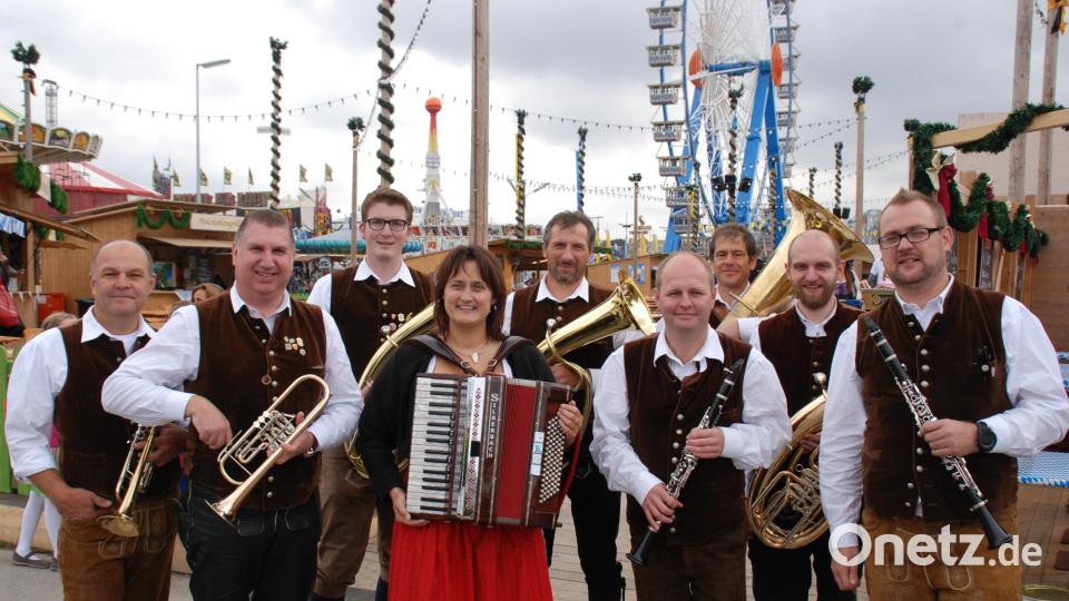 Auf der "Oidn Wiesn" beim Oktoberfest in München traten die Birgländer Musikanten schon mehrfach im Herzkasperlzelt unter der Regie von Matthias Fiedler auf. Bild: Fiedler/exb
