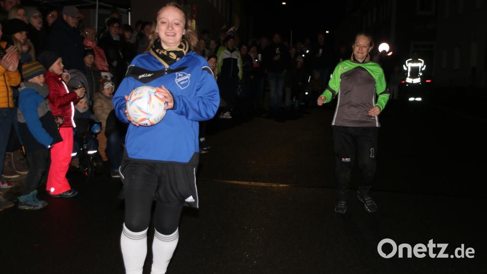 Dass Fußballer mal gerne eine Schwalbe machen ist bekannt. Von Schiedsrichterin Verena Kormann gibt&#039;s gleich die Rote Karte. Bild: sne