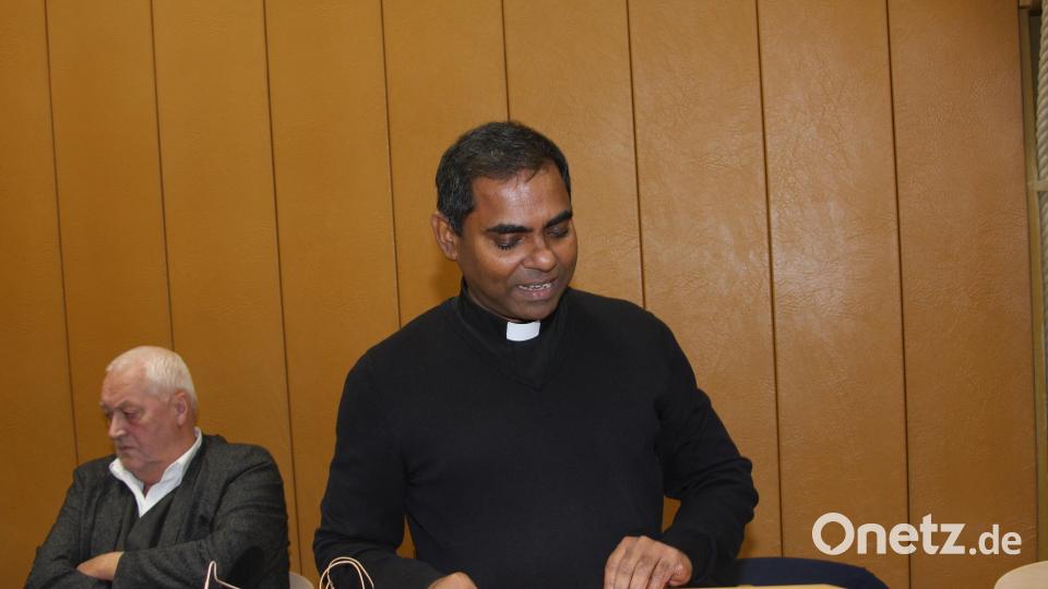 Ein &quot;Vater unser&quot; für die verstorbenen Mitglieder der Gesellschaft &quot;Steinwaldia&quot; betete Pfarrer Julius Johnrose. Im Namen der Pfarreiengemeinschaft Pullenreuth-Neusorg gratulierte er zum 160. Vereinsjubiläum. Bild: wro