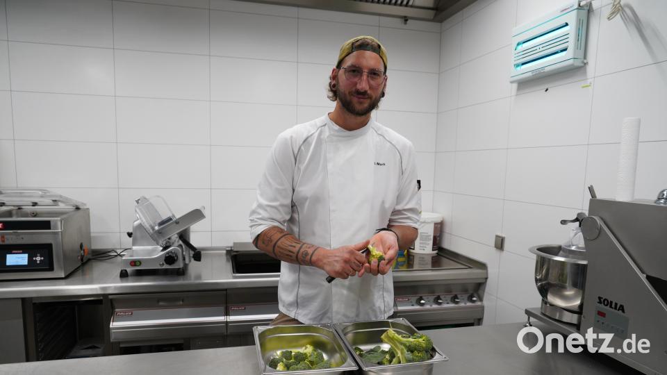 Das Restaurant "Holzfellas" in Wiesau wurde von Slow Food Deutschland mit der "Roten Schnecke" ausgezeichnet. Das Bild zeigt Küchenchef Ingo Mark beim Brokkoliputzen. Bild: kaz