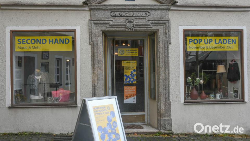 Kurzfristig kehrt Leben in den Leerstand am Unteren Markt: Der Weidener Serviceclub Inner Wheel verkauft in dem Laden bis Weihnachten Second-Hand-Mode für den guten Zweck. Bild: Gabi Schönberger