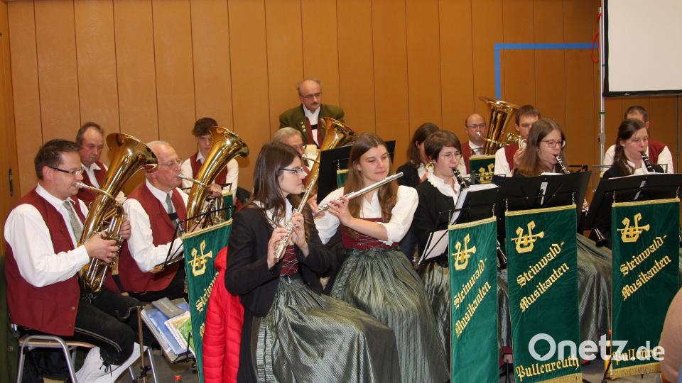 Unterhalten wurden die Gäste von den Steinwald-Musikanten aus Pullenreuth. Bild: wro