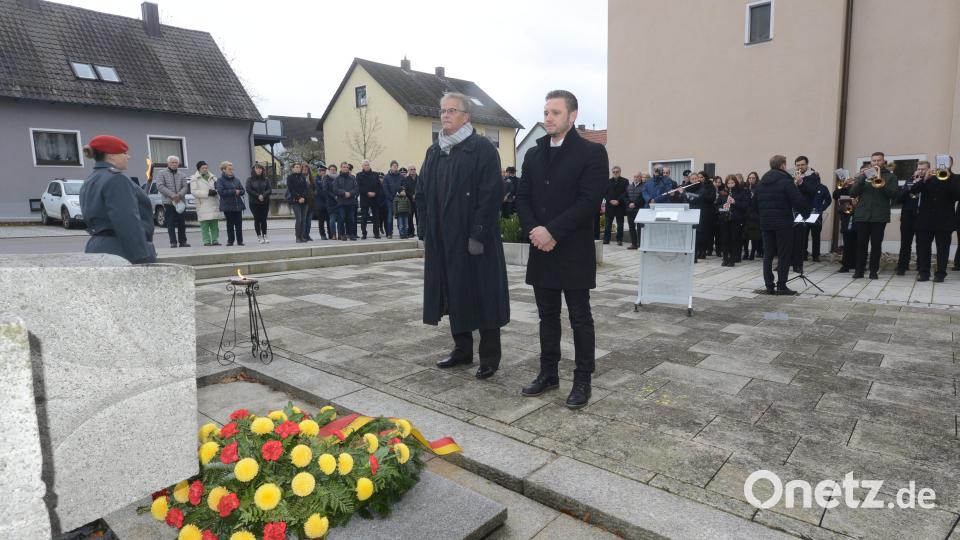 Bürgermeister Ernst Lenk hat mit Oberstleutnant a.D. Thomas Lewerenz, Vorsitzender der Soldaten- und Reservistenkameradschaft Schirmitz einen Kranz niedergelegt . Beide gedenken dann der Toten aus Kriegen, Terror und Gewaltherrschaft. Bild: bey