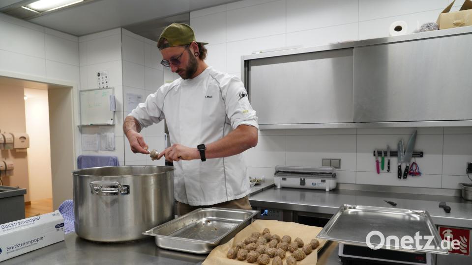 Das Restaurant „Holzfellas“ in Wiesau wurde von Slow Food Deutschland mit der "Roten Schnecke" ausgezeichnet. Das Foto zeigt Küchenchef Ingo Mark beim Herstellen von Kroketten aus Bauch- und Nackenfleisch vom Sikahirsch. Bild: kaz