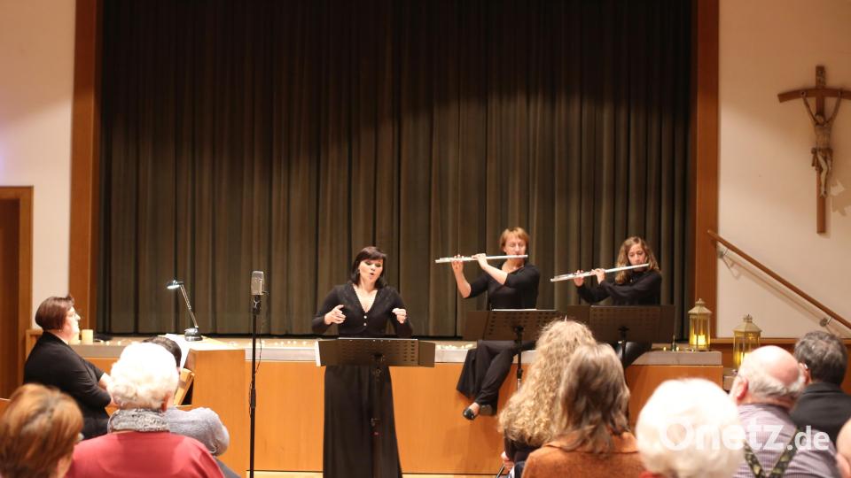 Die vier Musikerinnen des Ensembles kwerTETT. Von links: Klara Bäumler am Klavier., Maren Gleixner (Gesang), Marion Elling und Annemarie Bauer (Querflöten). Bild: hbl
