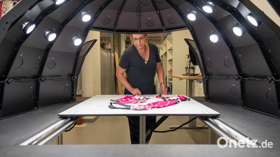 Katrin Scholtz, Mitarbeiterin bei Witt Weiden, beim Drapieren der Stoffmuster. Bild: BGHW
