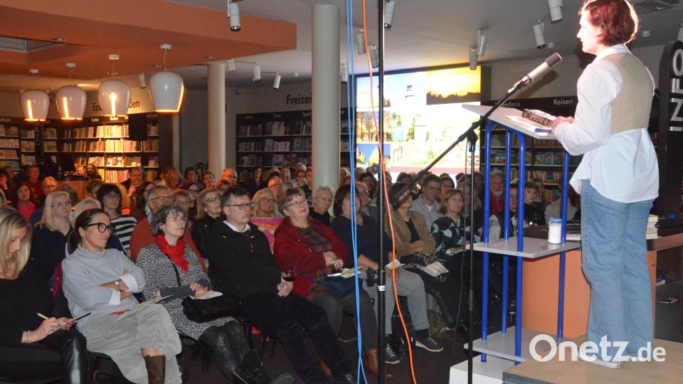 Evelyn Wall empfiehlt das Buch &quot;Oracle&quot; von Ursula Pozanski. Bild: Kunz