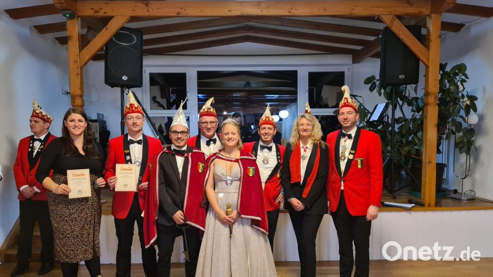Ehrungen überbrachte auch Birgit Dmitrow (Zweite von Rechts), Beiräten beim Fastnachtsverband Franken. Mit der Ehrennadel in Silber wurden Laura Hofmann, Michael Sollfrank (mit Urkunde von links) und Oswald Schraml (Vierter von links). Es gratulierten Prinz Nico I., Prinzessin Sophia I., Elferrat Stefan Kern und Präsident Klaus Wegmann (von links). Bild: Klaus Wegmann/exb
