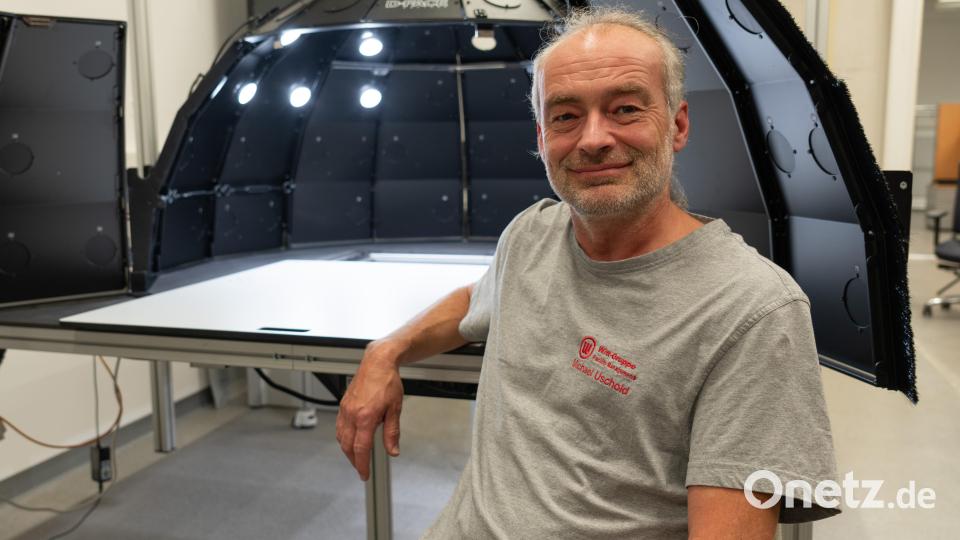 Michael Uschold, Gebäudetechniker in der Witt-Gruppe, vor seiner selbst gebauten und prämierten Plattform. Bild: BGHW