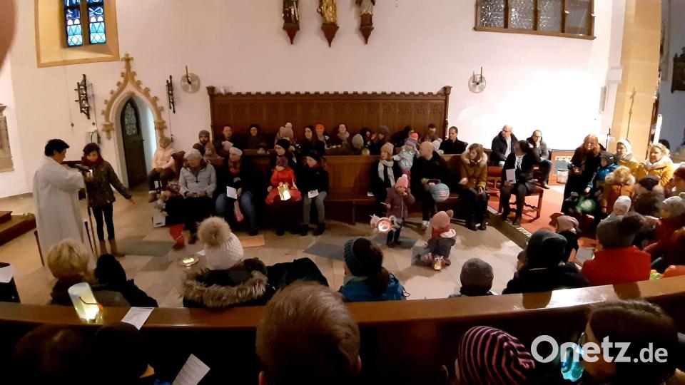 In der katholischen Stadtpfarrkirche Hirschau feierten gut 30 Kleinkinder mit ihren Familien den Martinstag unter Federführung von Gemeindereferentin Barbara Schlosser (stehend, links) und der Leiterin der Eltern-Kind-Gruppe, Lisamarie Schmidl. Bild: u