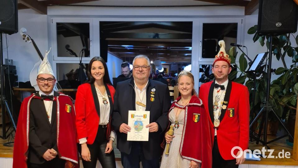 Bernhard Heindl (Dritter von links) zum Ehrensenator des WCV ernannt. Zur Auszeichnung gratulierten: Seine Tollität Nico Buchka, Elferrätin Sandra Heindl, Prinzessin Sophia Liebner und Vorsitzender Klaus Wegmann (von links). Bild: Klaus Wegmann/exb