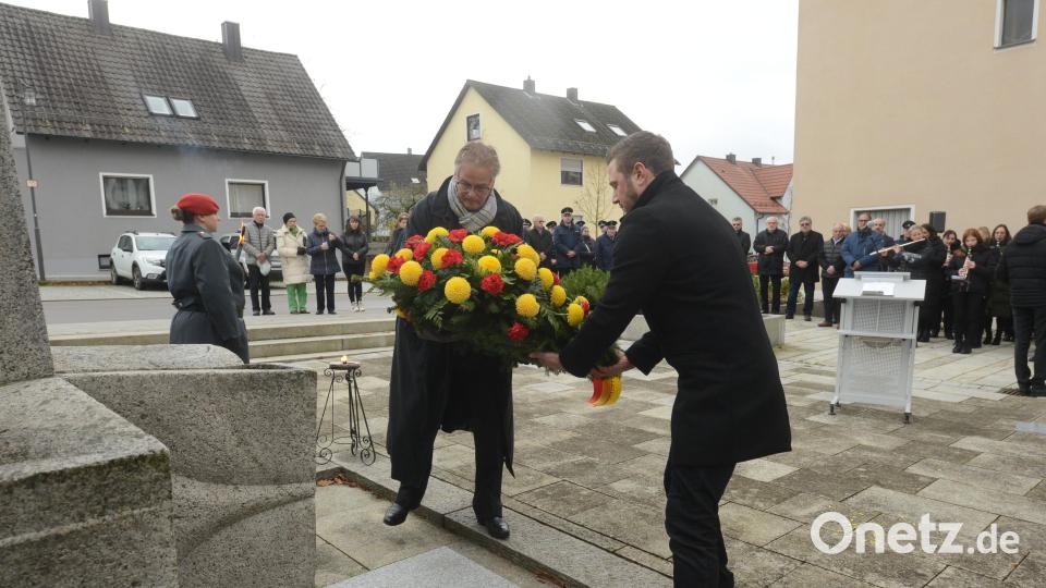 Bürgermeister Ernst Lenk und Oberstleutnant a.D. Thomas Lewerenz, Vorsitzender der Soldaten- und Reservistenkameradschaft Schirmitz, legen am Kriegerdenkmal zu Ehren der Toten aus Kriegen, Terror und Gewaltherrschaften einen Kranz nieder. Bild: bey