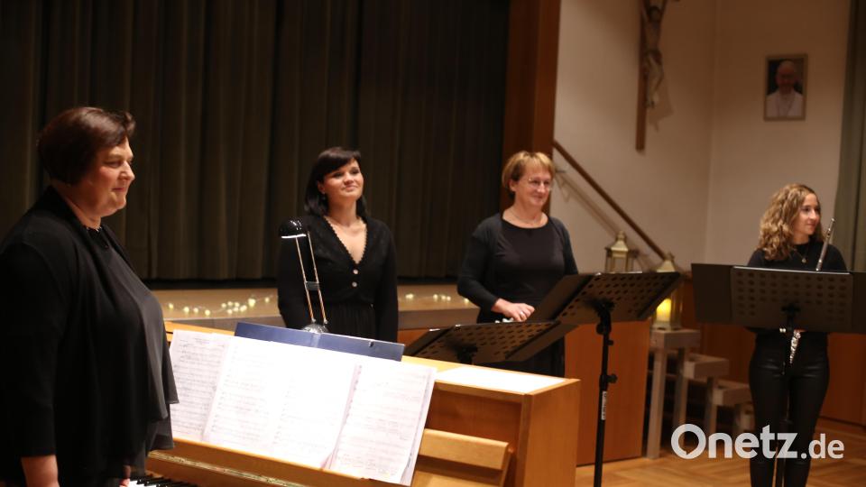 Die vier Musikerinnen des Ensembles kwerTETT. Von links: Klara Bäumler am Klavier., Maren Gleixner (Gesang), Marion Elling und Annemarie Bauer (Querflöten) Bild: hbl