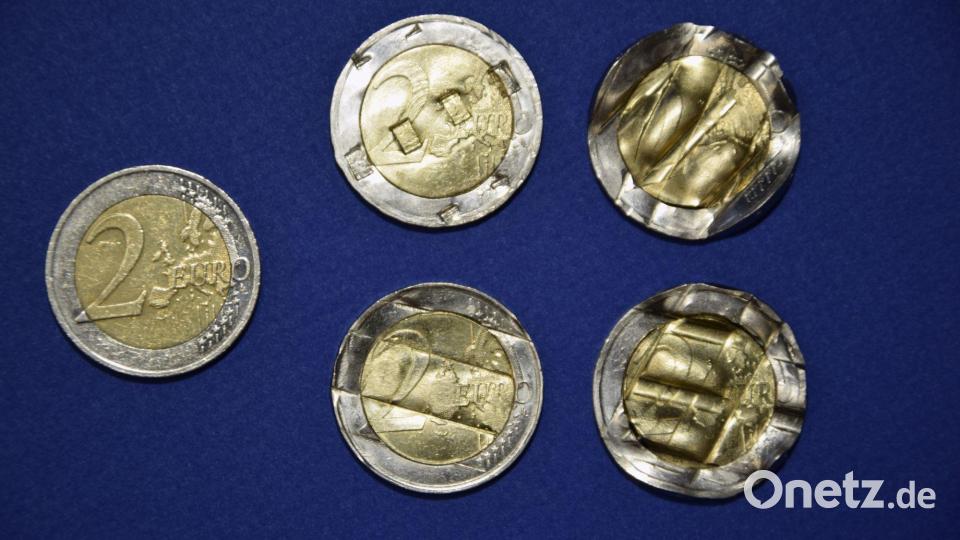 2-Euro-Münzen. Die linke Münze ist gültig und im Umlauf. Die mittleren Münzen wurden laut Zoll mutmaßlich entwertet und wieder zurechtgebogen. Ganz rechts hat die Bundesbank die Münzen endgültig entwertet (decoiniert). Bild: Zollfahndungsamt München
