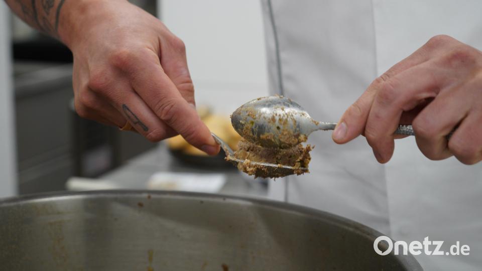 Das Restaurant "Holzfellas" in Wiesau wurde von Slow Food Deutschland mit der "Roten Schnecke" ausgezeichnet. Das Foto zeigt Küchenchef Ingo Mark beim Herstellen von Kroketten aus Bauch- und Nackenfleisch vom Sikahirsch. Bild: kaz