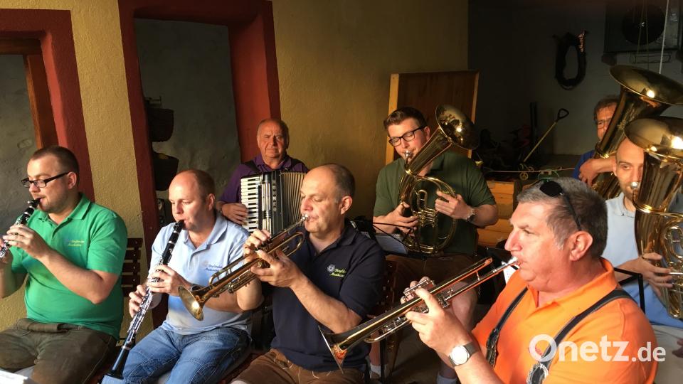 Mit ihren „Offenen Proben“, wie etwa im Fuchsbeck-Biergarten, kamen die Birgländer Musikanten beim Fuchsbeck bestens an. Bild: Fiedler/exb
