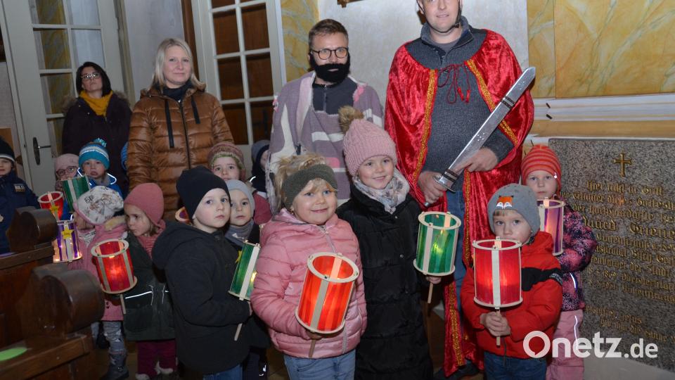 "Leuchte mein Laternchen" singen die Kinder beim Rundgang in der katholischen Stadtpfarrkirche. Bild: dob