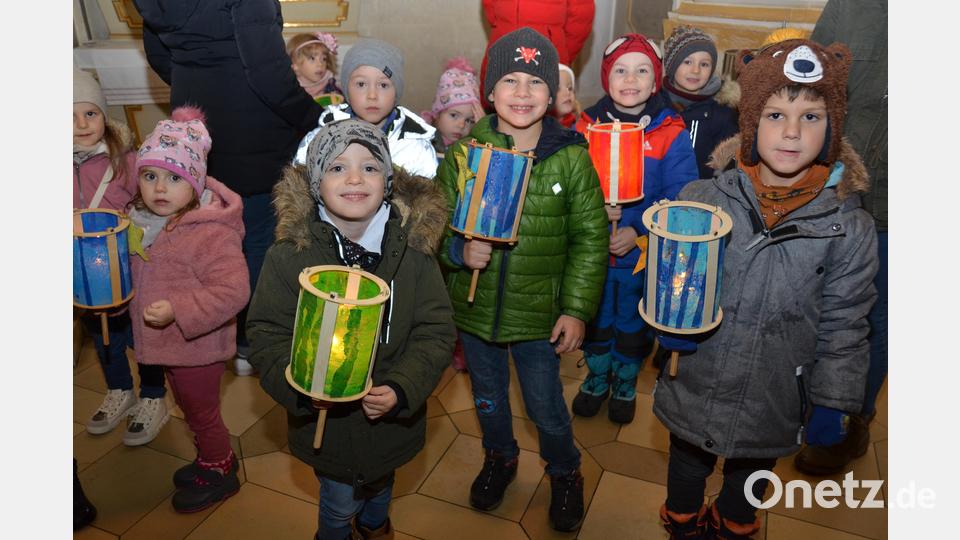 "Leuchte mein Laternchen" singen die Kinder beim Rundgang in der katholischen Stadtpfarrkirche Vohenstrauß. Bild: dob
