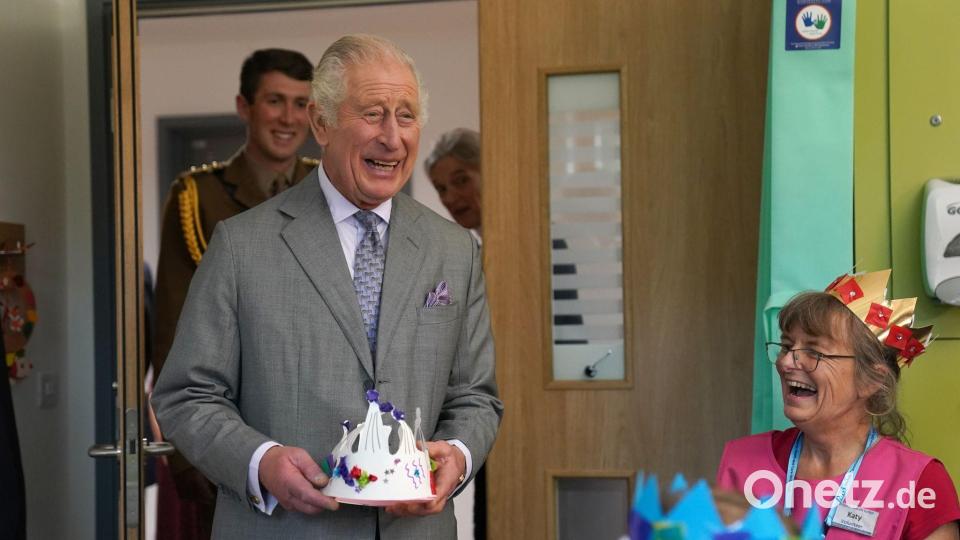 König Charles III. bei der Eröffnung des Priscilla Bacon Lodge Hospizes in Norwich. Bild: Jacob King/PA Wire/dpa