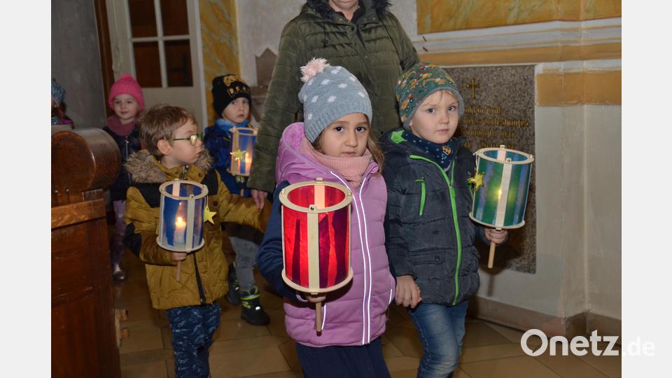 "Leuchte mein Laternchen" singen die Kinder beim Rundgang in der katholischen Stadtpfarrkirche Vohenstrauß . Bild: dob
